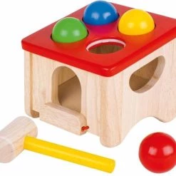 Goki Klopbank: VANG DE BAL 15x16x13cm, Met 4 Gekleurde Ballen -Goedkope baby-en-kleuterspelletjes winkel 550x484 3