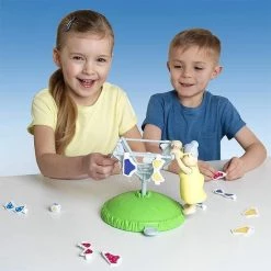 Megableu Oma's Woeste Waslijn - Actiespel - Spelletjes Voor Kinderen - Met Draaiende Waslijn -Goedkope baby-en-kleuterspelletjes winkel 550x550 3
