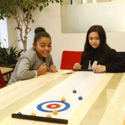 Kikkerland Curling Game - Voor Op Tafel - Spelletjes Voor Kinderen - Speelgoed - Compacte Speelset - Makkelijk Mee Te Nemen Op Reis - Spel - Leuk Voor Kids - Bezigheid -Goedkope baby-en-kleuterspelletjes winkel 550x550 46
