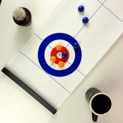 Kikkerland Curling Game - Voor Op Tafel - Spelletjes Voor Kinderen - Speelgoed - Compacte Speelset - Makkelijk Mee Te Nemen Op Reis - Spel - Leuk Voor Kids - Bezigheid -Goedkope baby-en-kleuterspelletjes winkel 550x550 47