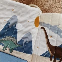 Konges Slöjd Konges Slojd Stoffen Babyboekje Dino -Goedkope baby-en-kleuterspelletjes winkel 550x731 1