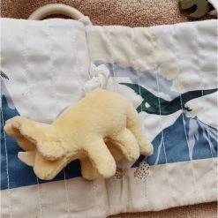 Konges Slöjd Konges Slojd Stoffen Babyboekje Dino -Goedkope baby-en-kleuterspelletjes winkel 550x731